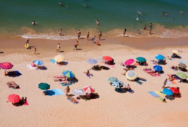 Algarve, Portekiz - 28 Temmuz: falesia güzel plaj kalabalık,