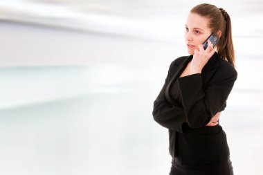 Mobil telefonda konuşurken iş kadını