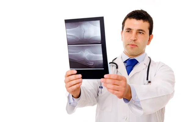 Tıbbi bir doktor röntgen üzerinde beyaz izole, analiz etmektedir. — Stok fotoğraf