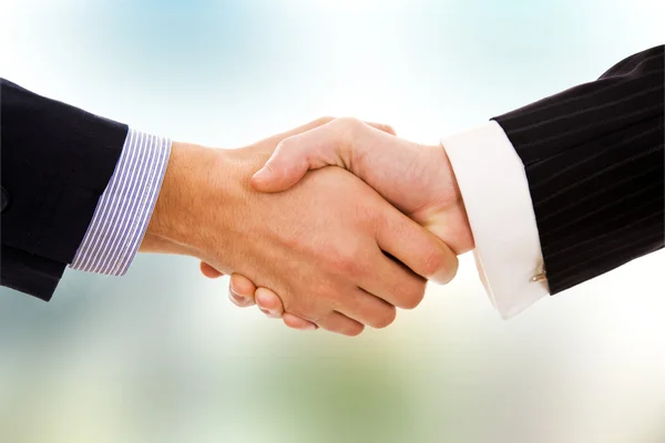 Primer plano de los empresarios estrechando la mano, haciendo un acuerdo — Foto de Stock