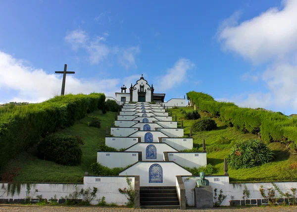 Escalera a la pequeña capilla "Ermida da Nossa Senhora da Paz" en —  Fotos de Stock