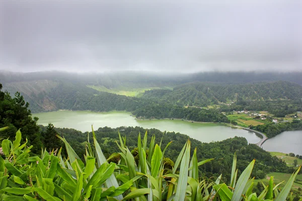 Lago vulcânico em sete cidades na ilha de São Miguel, Açores — Fotografia de Stock