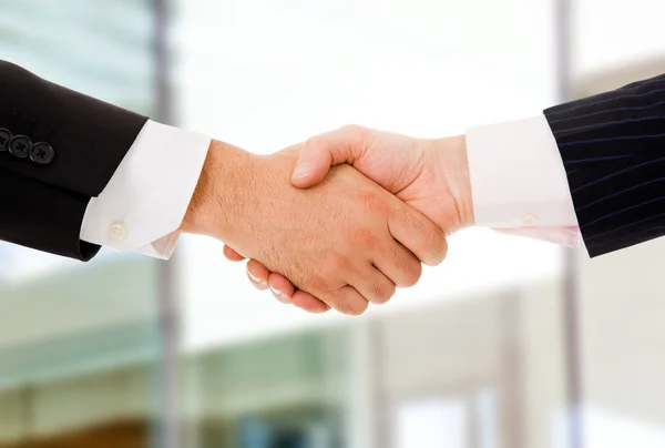 Nahaufnahme von Geschäftsleuten, die sich die Hände schütteln und eine Einigung erzielen — Stockfoto