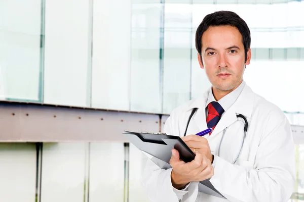 Portrét úspěšný mladý lékař drží zapisování na — Stock fotografie