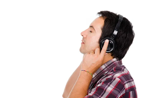 Słuchania muzyki mężczyzna młody na białym tle — Zdjęcie stockowe