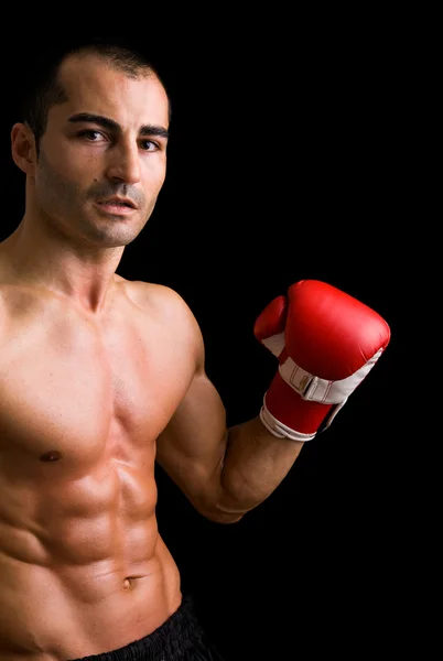 Jonge bokser vechter op zwarte achtergrond — Stockfoto