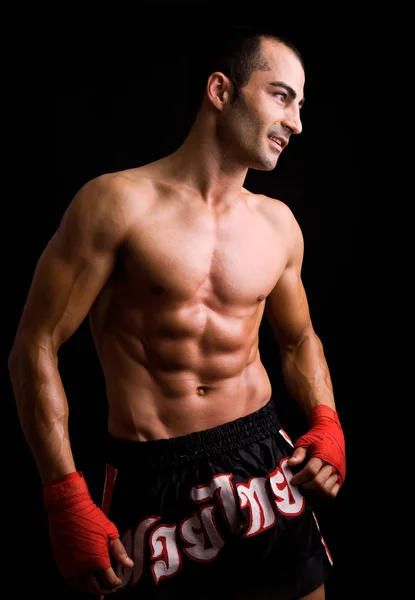 Jovem lutador Boxer posando contra fundo preto — Fotografia de Stock