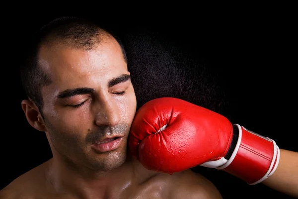 Imagen de un joven boxeador recibiendo un puñetazo en la cara por ba negro — Foto de Stock
