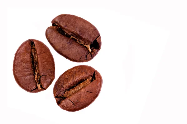 Tři kávová zrna. izolované na bílém pozadí — Stock fotografie