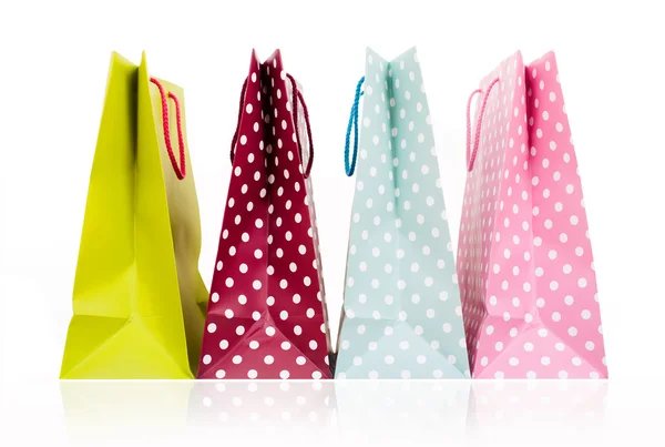 Beyaz zemin üzerine çeşitli renkli alışveriş torbaları — Stok fotoğraf