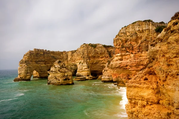 Gelbe Klippen am Strand von Praia da Marinha, Algarve — Stockfoto