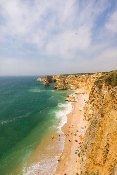 Praia selvagem idílica no verão. Algarve, Portugal . — Fotografia de Stock