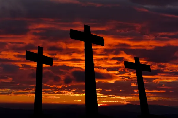 Croci silhouette contro il cielo al tramonto — Foto Stock