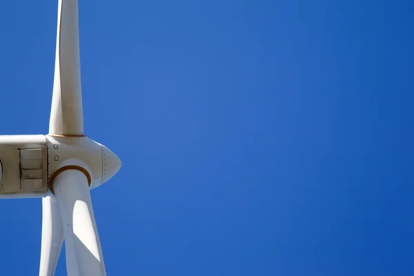Dettaglio top di un mulino a vento per la produzione di energia elettrica — Foto Stock