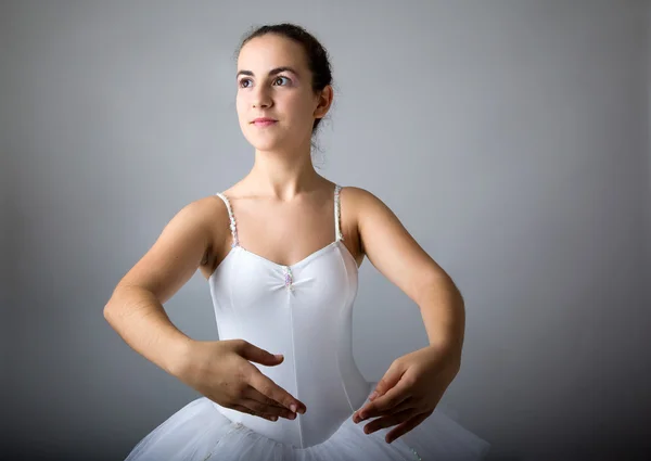 Молодая балерина позирует на фоне студии — стоковое фото