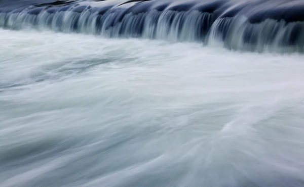 Krásný vodopád, modře tónovaný, dlouhé expozice — Stock fotografie