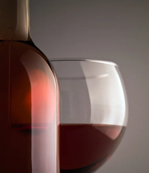 병 및 회색 배경 위에 와인 잔의 클로즈업 — 스톡 사진