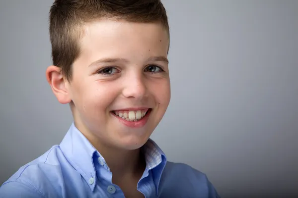 Πορτρέτο του αξιολάτρευτο νεαρό αγόρι χαμογελά στη φωτογραφική μηχανή — Φωτογραφία Αρχείου