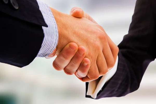 Business handslag mellan office bulding — Stockfoto