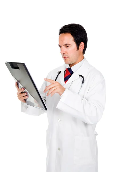 Medische arts met een stethoscoop cheking notities op laptops. isol — Stockfoto