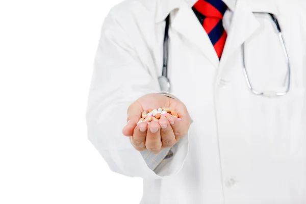 Лікар дає, показує медичні таблетки ізольовані на білому фоні — стокове фото