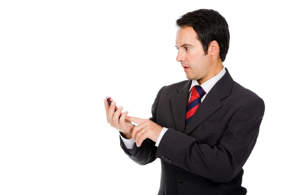 Zakenman lezen een interessant bericht op zijn mobiele telefoon, is — Stockfoto