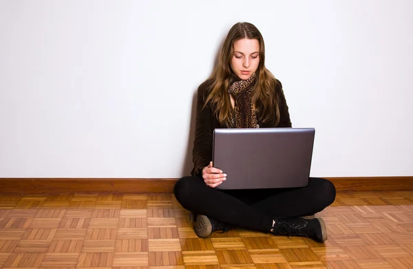 Jeune femme travaillant sur un ordinateur portable à la maison — Photo
