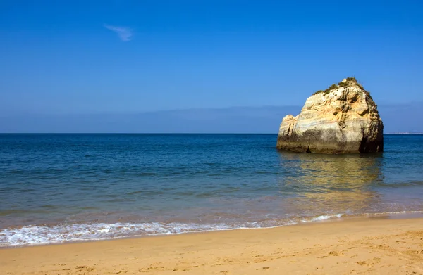 Idilli wild beach, nyáron. Algarve, Portugália. — Stock Fotó