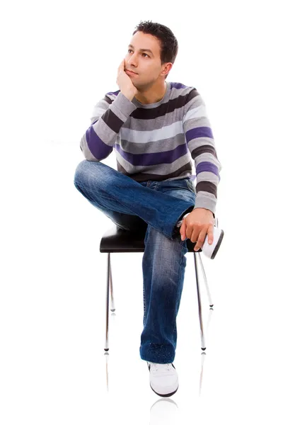 Zamyšlený příležitostné mladík na židli, izolované na bílém — Stock fotografie