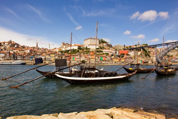 Αρχαία τη μεταφορά κρασιού βάρκες στον ποταμό douro στο Πόρτο, Βόρεια — Φωτογραφία Αρχείου