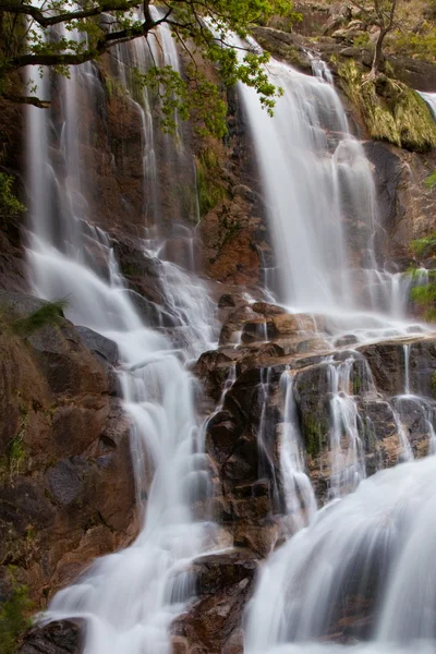 Vodopád v portugalském národním parku geres, na severu — Stock fotografie