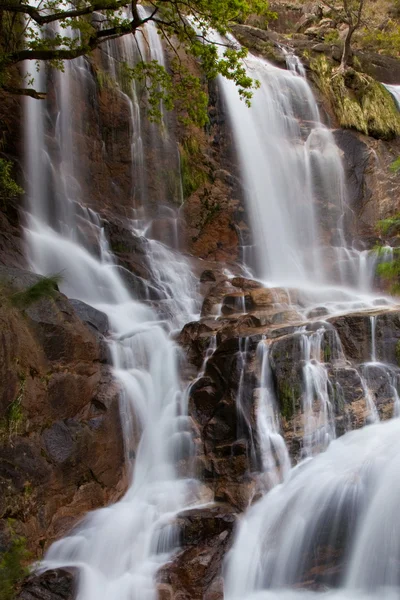 Cascata nel parco nazionale portoghese di Geres, a nord — Foto Stock