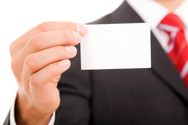 Рука бизнесмена, предлагающего бизнес-карту на белом фоне — стоковое фото