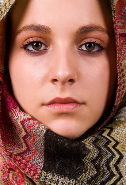 Αραβικό στυλ πορτρέτο του μια νεαρή όμορφη γυναίκα — Φωτογραφία Αρχείου