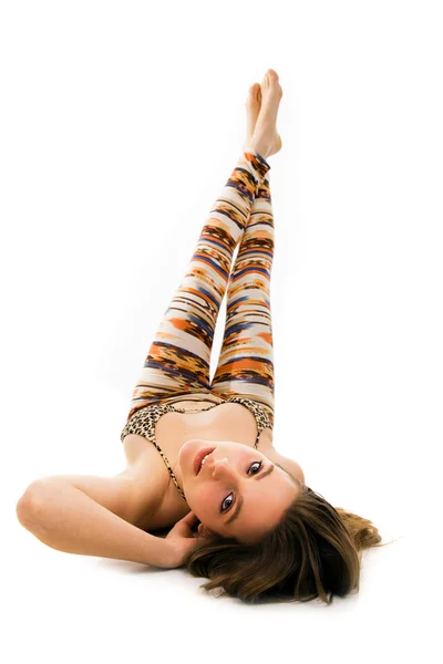 Портрет усміхненої молодої жінки, що лежить на підлозі ізольовано на — стокове фото