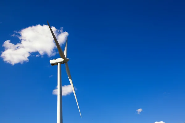 Biały turbinę wytwarzającą energię elektryczną na błękitne niebo, Przekształtniki — Zdjęcie stockowe