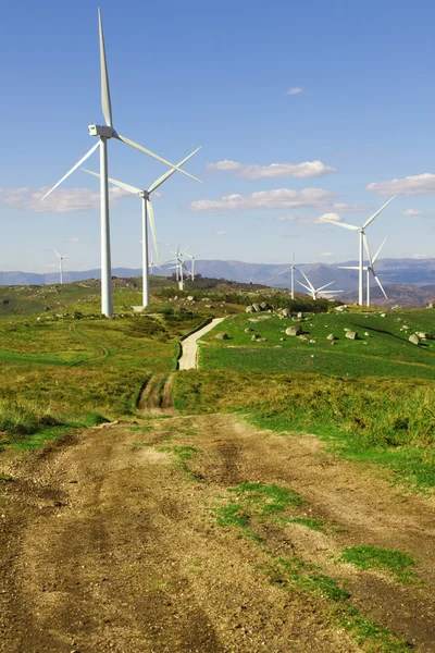 Turbinas eólicas brancas no topo da montanha — Fotografia de Stock