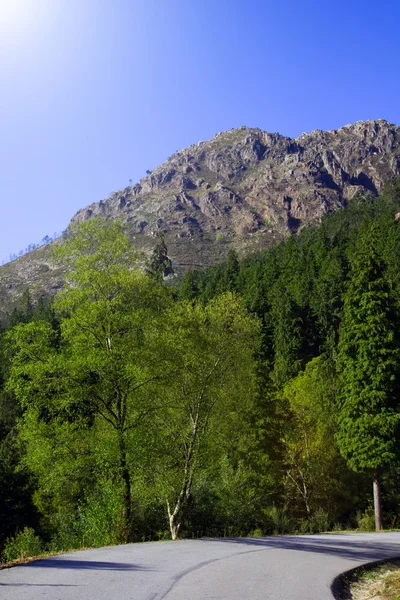 Strada contro le montagne e il cielo blu al Parco Nazionale di Geres , — Foto Stock
