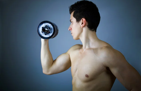 Fitness - kräftiger muskulöser Mann beim Heben von Gewichten — Stockfoto