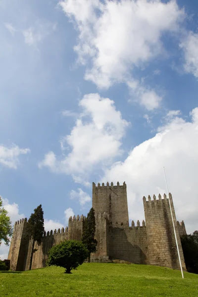 Schloss Guimaraes und umgebender Park im Norden Portugals — Stockfoto