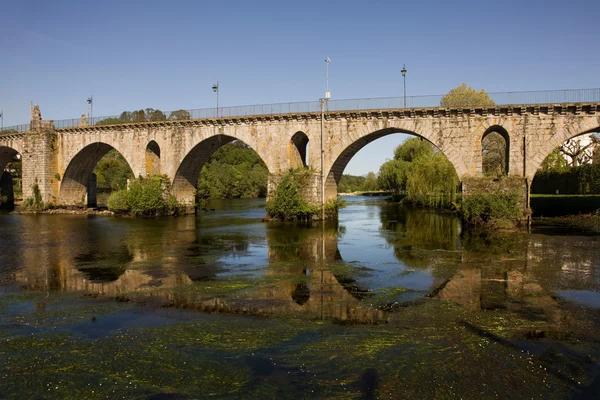 Γέφυρα της barca da ponte, αρχαίο χωριό Πορτογαλικά, σε minho r — Φωτογραφία Αρχείου