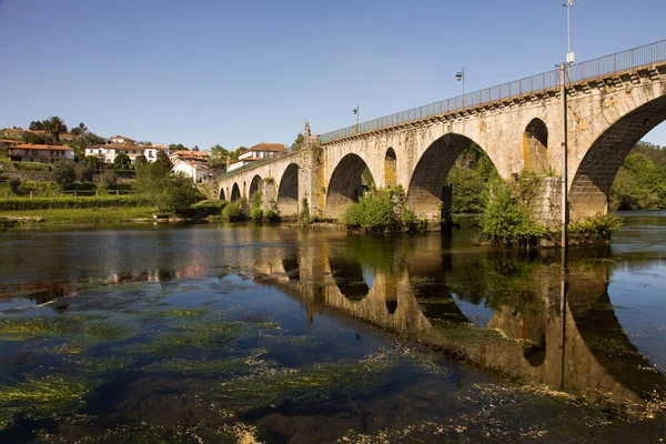 Puente de Ponte da Barca, antiguo pueblo portugués, en Minho r — Foto de Stock