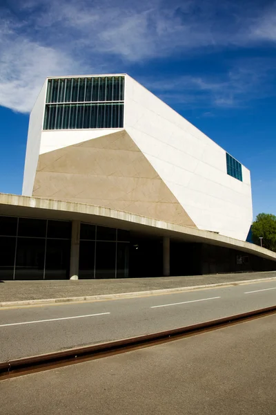 Porto - 18 April: House of Music är den första byggnaden i Portug — Stockfoto