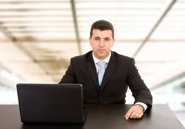 Junger Geschäftsmann arbeitet mit Laptop im Büro — Stockfoto