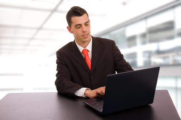Молодой бизнесмен работает с ноутбуком в офисе — стоковое фото