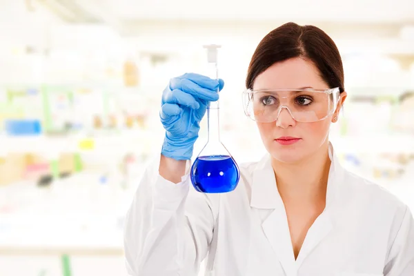 Jonge vrouwelijke wetenschapper werken in het laboratorium — Stockfoto