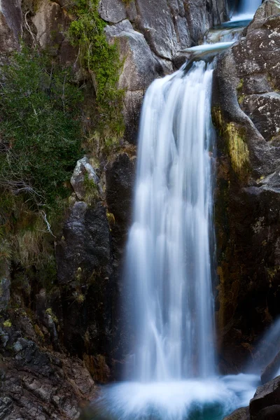 Hluboký lesní vodopád v národním parku geres, Portugalsko — Stock fotografie
