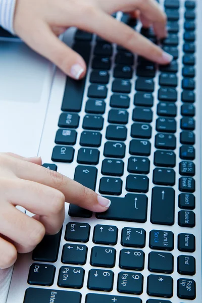 Μεγέθυνση του γυναίκα τα χέρια που αγγίζουν τα πλήκτρα του υπολογιστή κατά τη διάρκεια εργασιών — Φωτογραφία Αρχείου