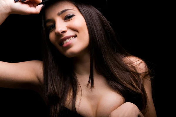 Portret van jonge mooie vrouw die lacht op zwarte achtergrond — Stockfoto