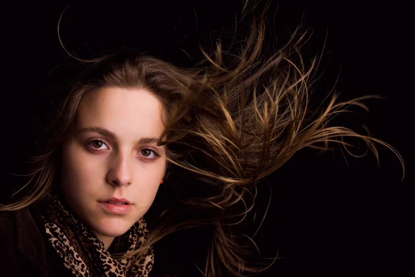 Fiatal gyönyörű nő gyönyörű haj-fotó — Stock Fotó